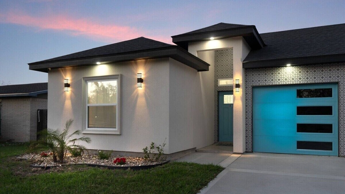 Harlingen House | Luxury Pool Oasis w/Tesla Charger*Walk to Hospital