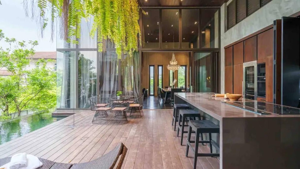 Sukhumvit Villa | Luxury Pool Villa with Jacuzzi & Lift by Thonglor