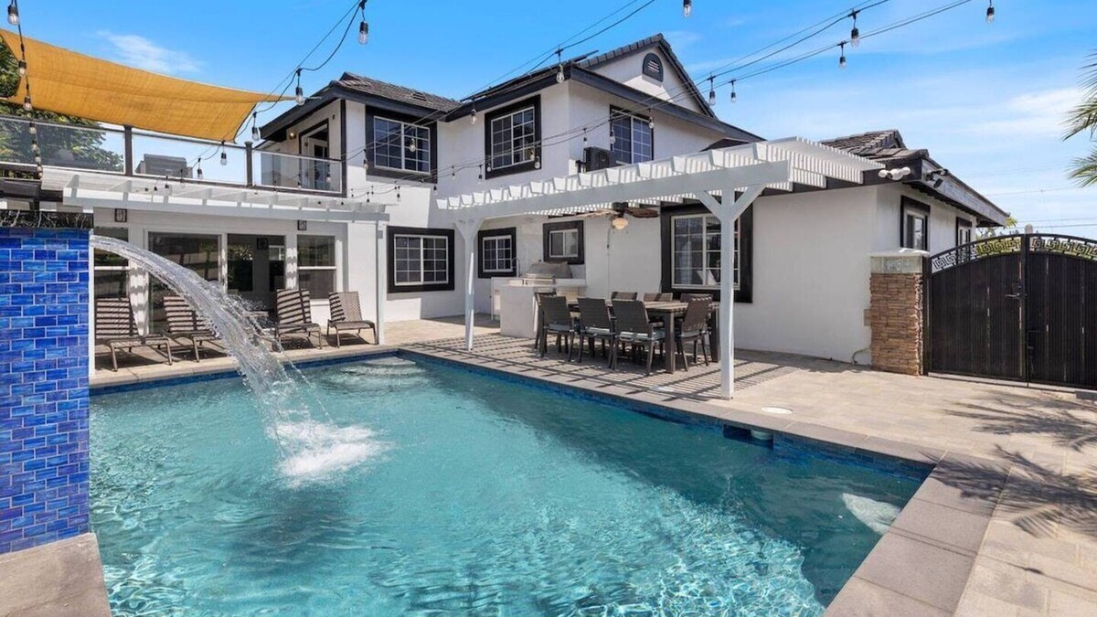 Rosemead House | Luxury Poolside Getaway Villa 5BR/4Baths