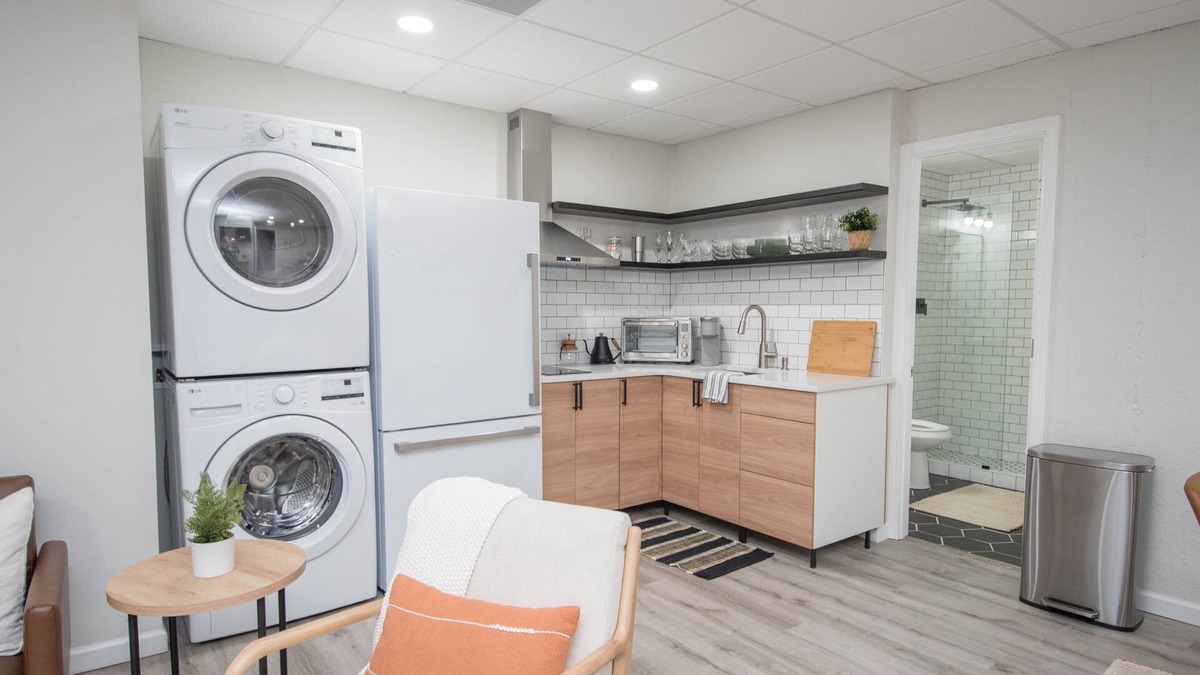 Peachtree City Apartment | Luxury Private 1 Bedroom 1 Bathroom Apartment with Gym and Washer Dryer in Unit