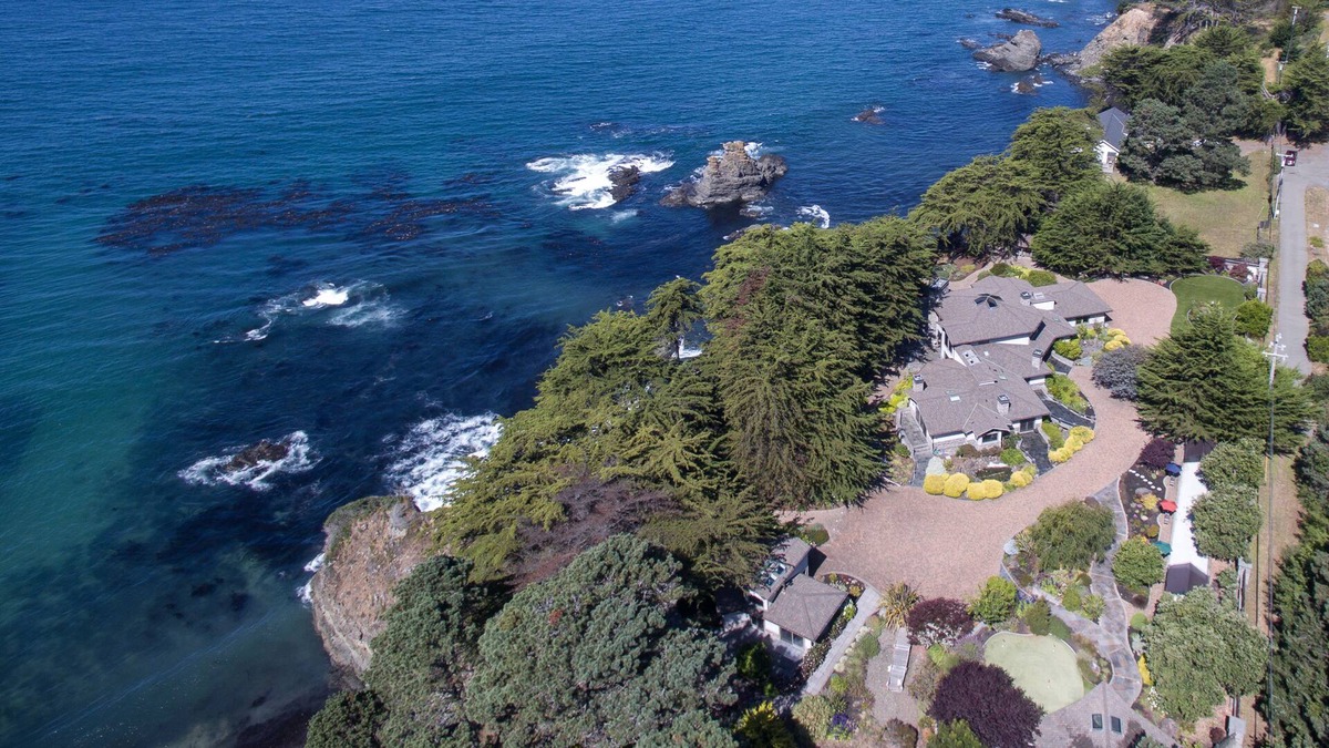 Gualala House | Luxury Private Retreat Waterfront Estate minutes to Sea Ranch golf course !