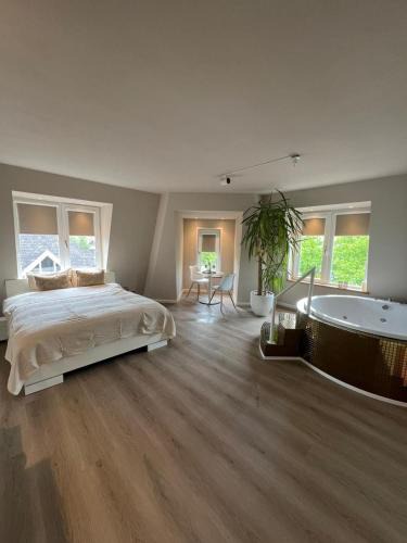 Bodegraven Apartment | Luxury Private Spa with golden bath, cinema and sauna