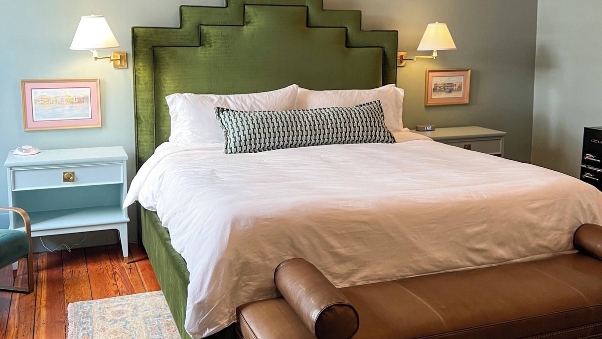 Athens Hotel | Luxury Private Suite in Boutique Historic Inn The Athenian- Downtown Location