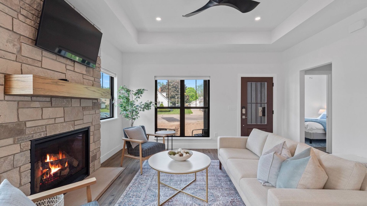Lake Geneva House | Luxury Property-Walk to lake and downtown Lake Geneva. Pet Friendly, Sleeps 8