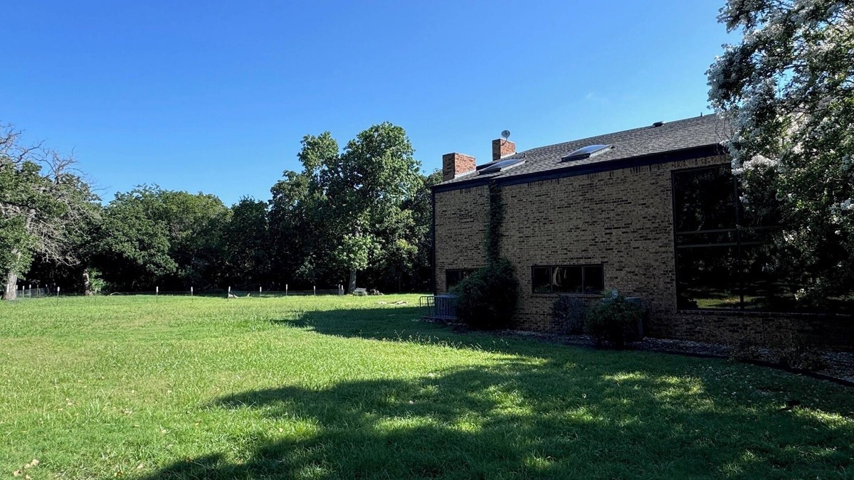 Double Oak House | Luxury property with all amenities including pool and jacuzzi.