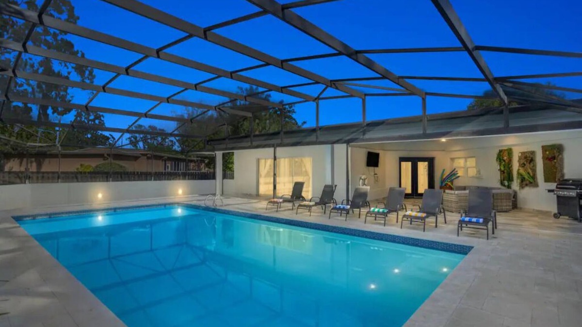 College Park House | Luxury Ranch 2 Master Kg Bed w/heated Salted Pool