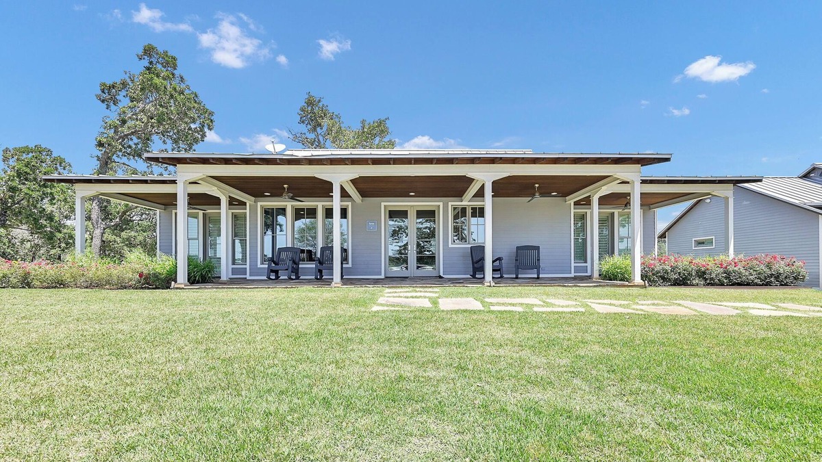 Athens House | Luxury Ranch Cabin | Private Getaway, Fishing & Boating, Hiking Trails, Swimming