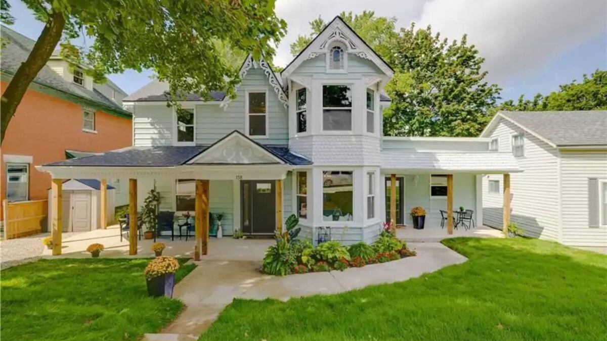 St. Mary's House | Luxury Remodeled 5-bedroom Home - The Green Victorian