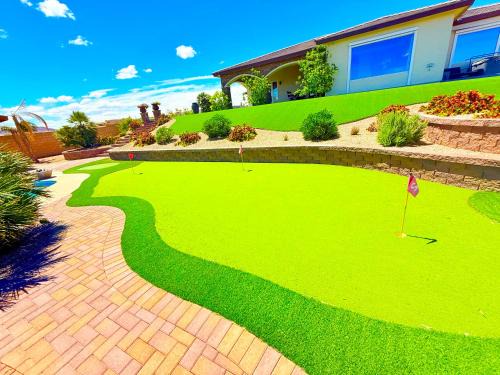 Foothills House | Luxury Resort 1 ACRE City Views, mountains Golf course Pool
