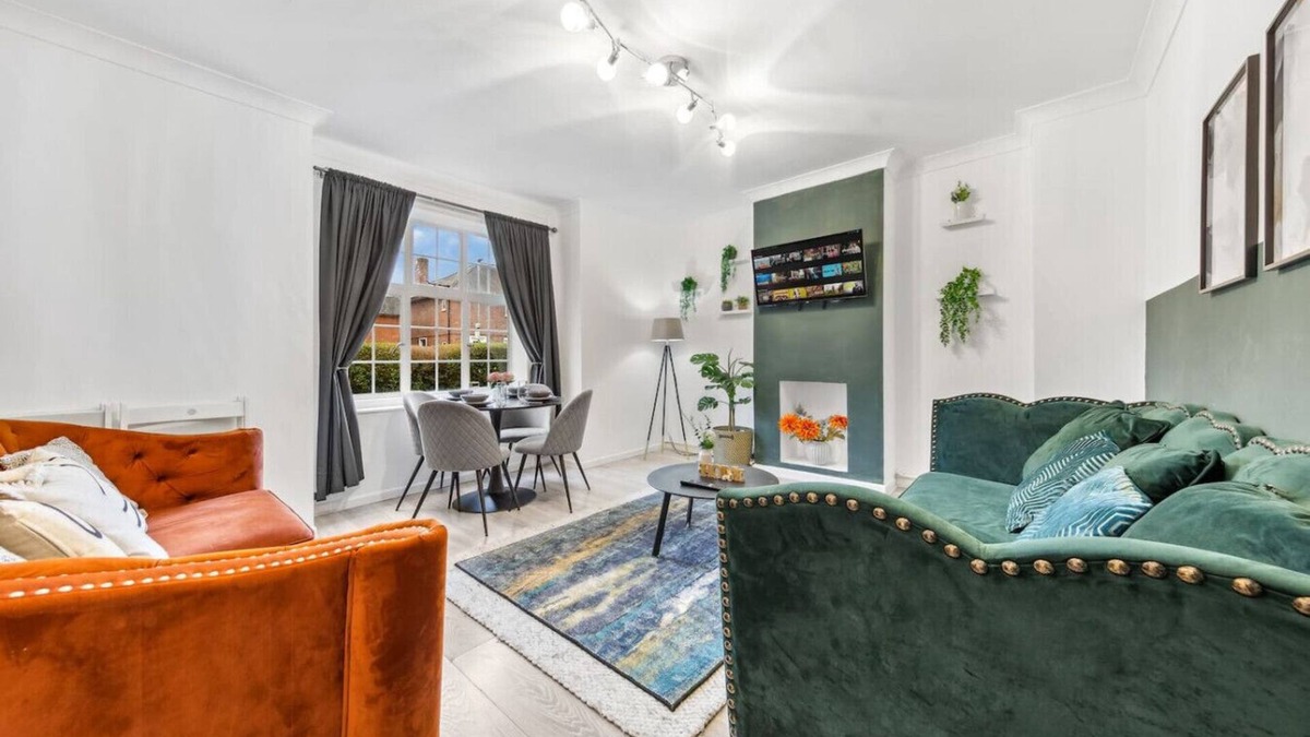 Putney House | Luxury Retreat - Sleeps 7 - Hot Tub - Jacuzzi