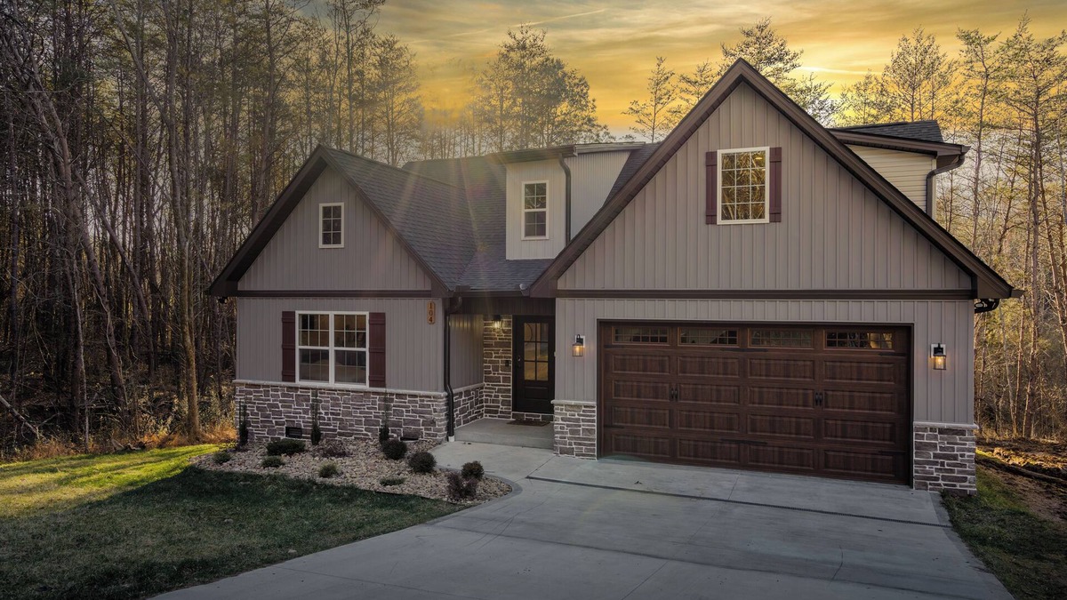 Loudon House | Luxury Retreat, Sauna, Hotub, Firepit, Pingpong, Poker