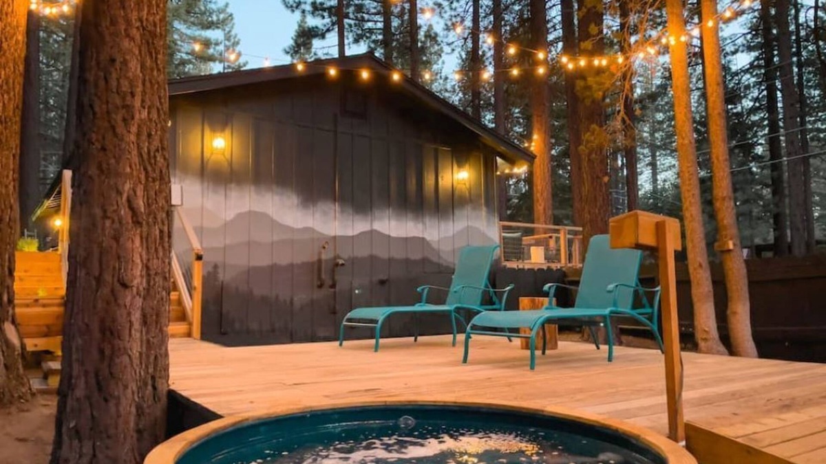 Pioneer Trail Cabin | Luxury Retreat - Hot Tub, Views, 3 Decks & Swingsn