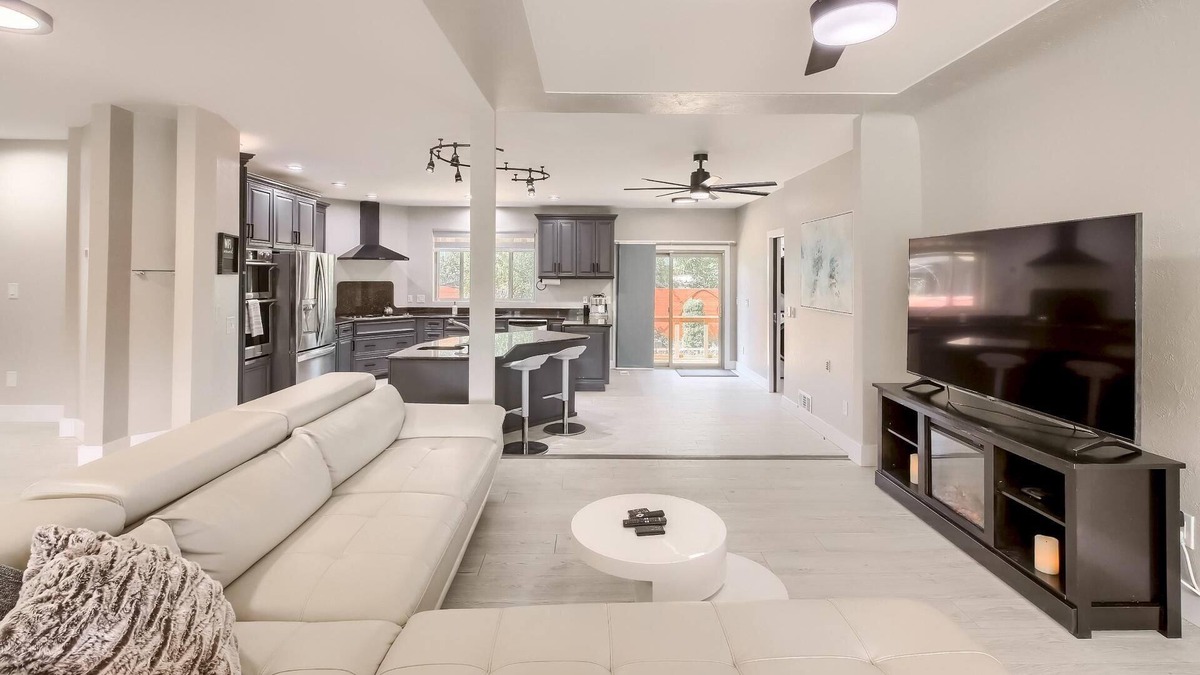 Bel Aire House | Luxury Retreat w/ Steam Shower+gym+office+ gourmet kitchen 4.4 miles to downtown