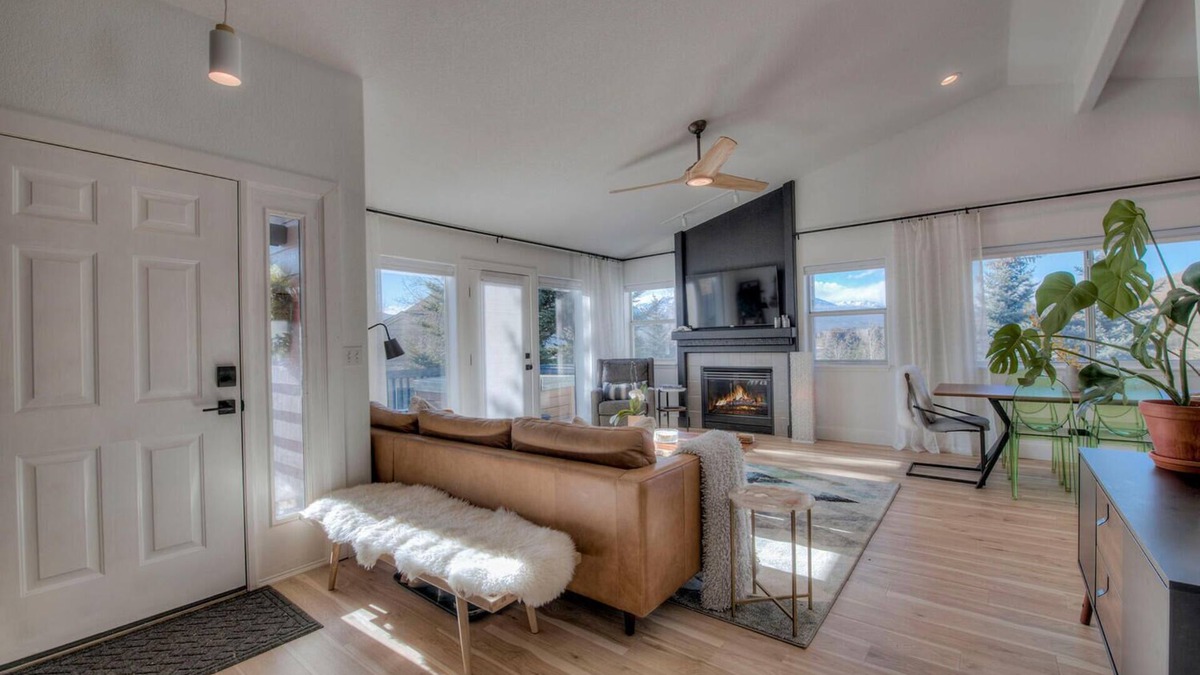 Corinthian Hills House | Luxury Retreat with Hot Tub - 3BR Designer Home Minutes to Ski Resorts & Trails