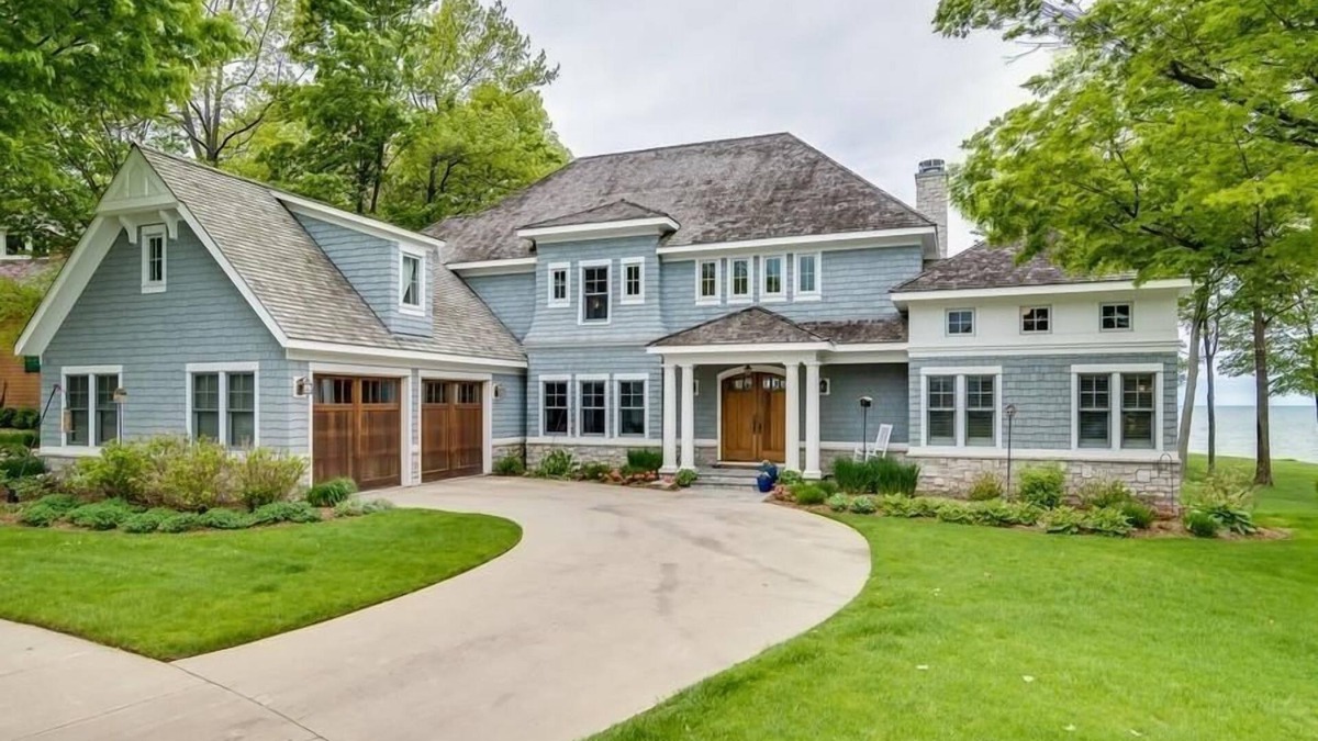 Bluffs of South Haven House | Luxury Retreat with Lake Views, Hot Tub, Fire Pit & Association Pool