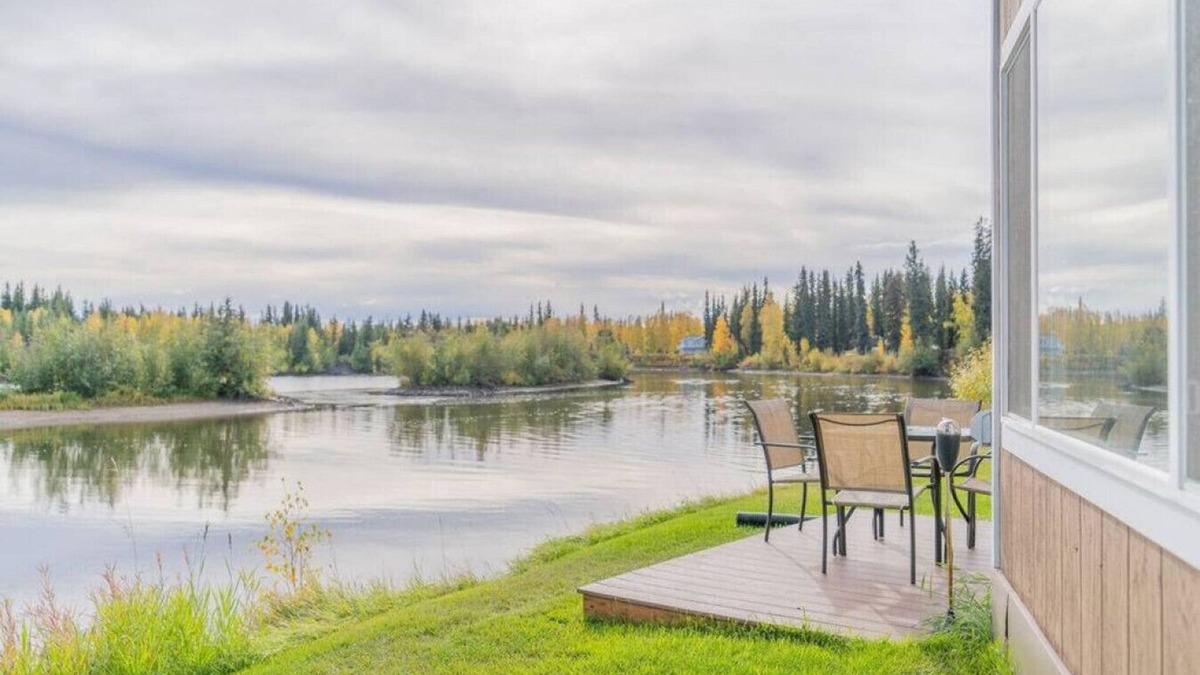 College House | Luxury Riverside Chena River House River Suite