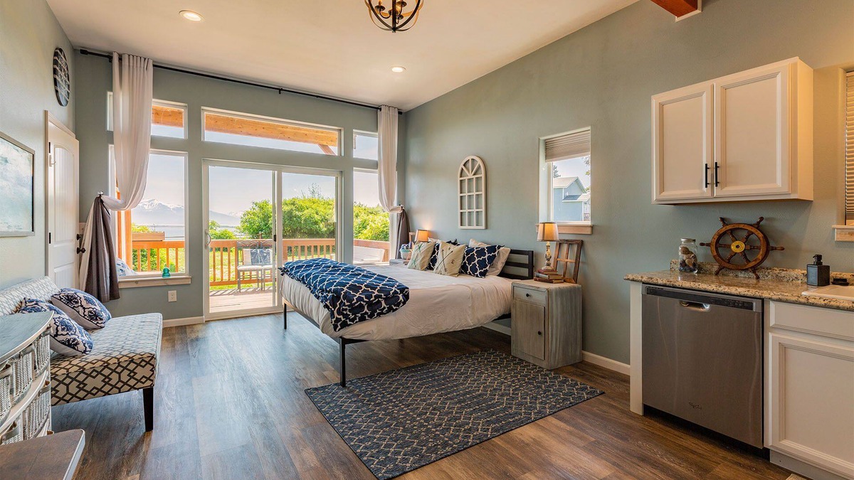 Nikolaevsk Apartment | Luxury Romantic Couple's Getaway Overlooking Kachemak Bay
