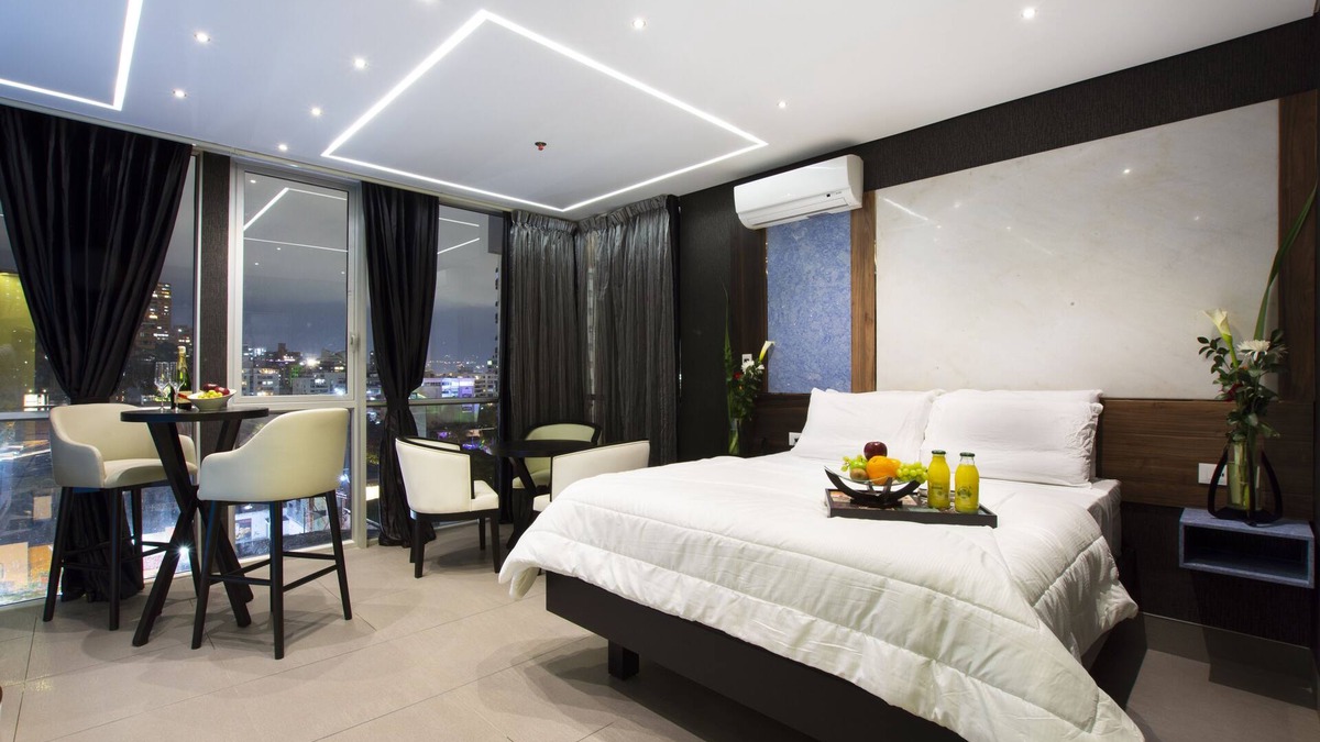 El Poblado Hotel | Luxury Room with Jacuzzi