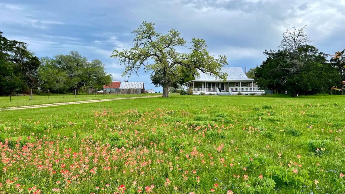 Round Top House | Luxury Round Top Farmhouse /6mil to The Square