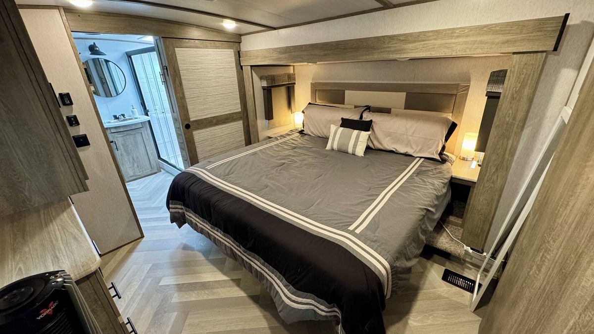 Palm Harbor House | Luxury RV in Palm Harbor in a quiet, private side yard 3 miles from 3 beaches!