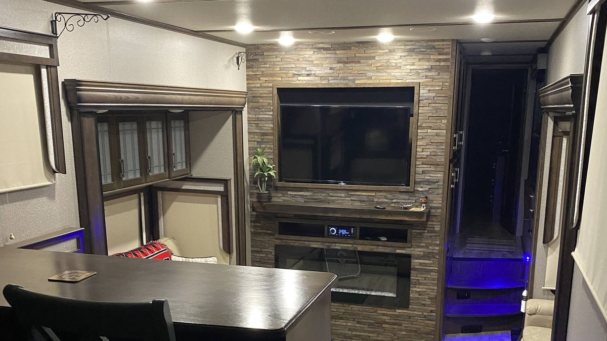 Pinnacle Vista House | Luxury RV on working horse ranch