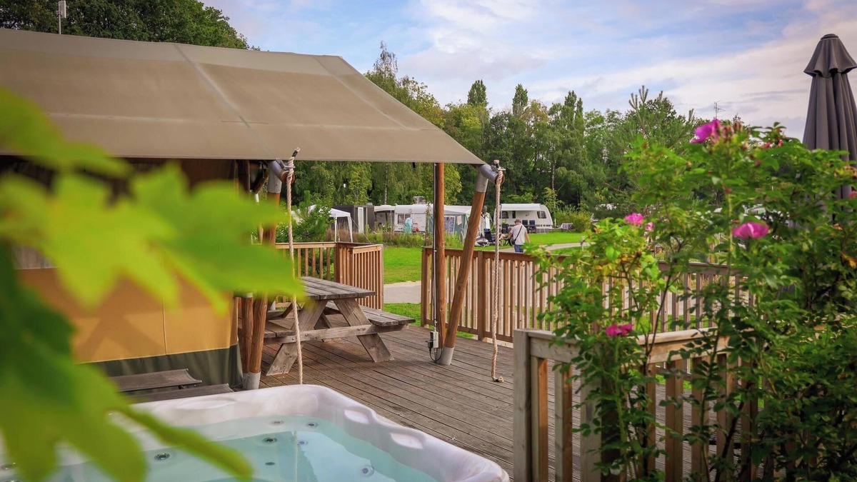 Nieuw Heeten House | Luxury safari tent for 6 guests with private jacuzzi, modern bathroom and veranda in the Sallandse Heuvelrug.