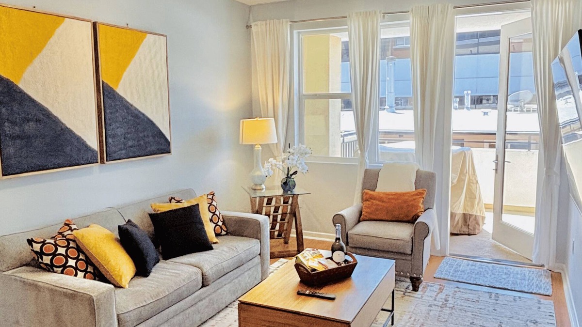 Hillcrest Condo | Luxury San Diego Condo - Balcony, Desk, Pool, Gym & EV Charger