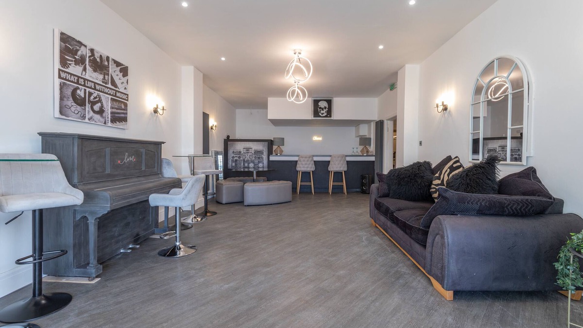 South Shore Apartment | Luxury Seafront Living for groups accommodating up-to 32 people!
