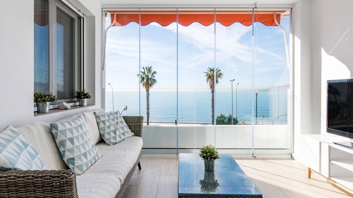 Malaga Apartment | Luxury seaside apartment with pool, parking and Wi-Fi in Málaga