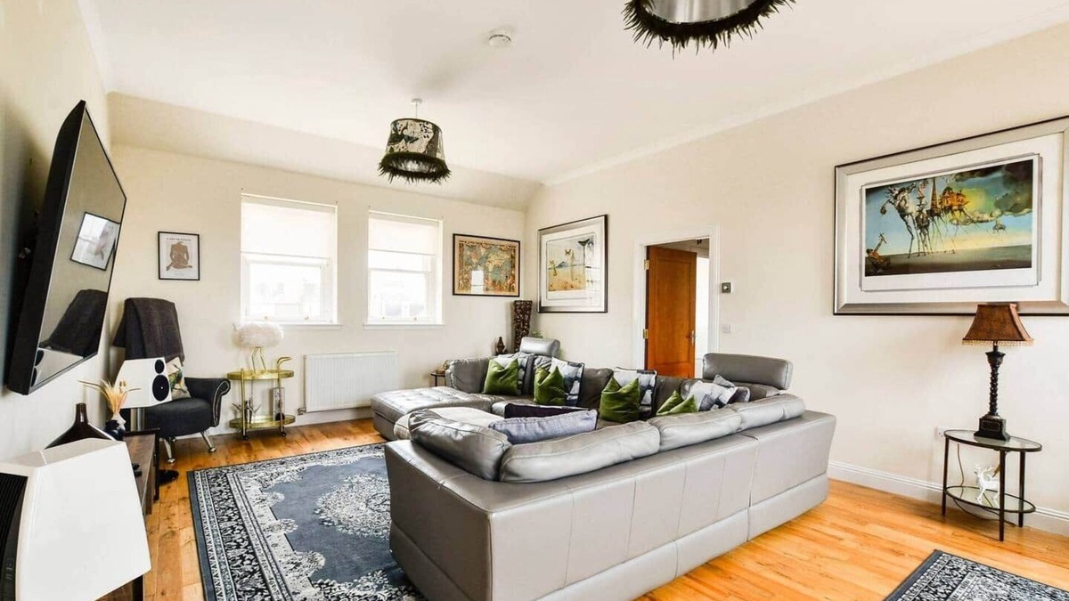 Kirkcaldy Apartment | Luxury Seaview Gated Penthouse- Near Edinburgh.