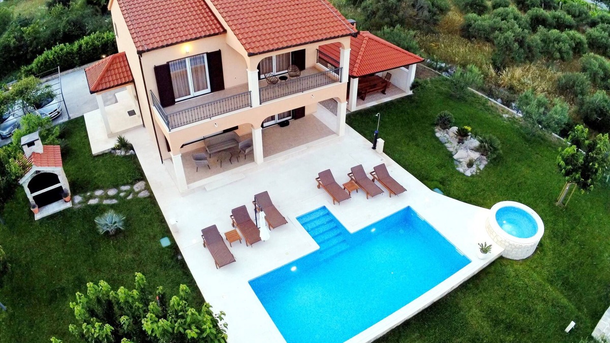 Rudine Villa | Luxury secluded villa w. pool, jacuzzi and garden
