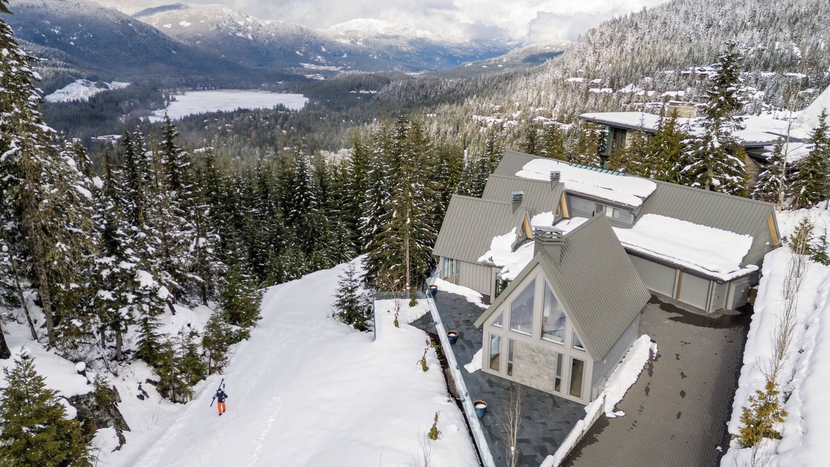 Whistler Creekside House | Luxury Ski-In/Ski-Out 6 BR/Hot Tub/Sauna/Gym/Private Gondola ❄︎Aurora Estate Kadenwood❄︎