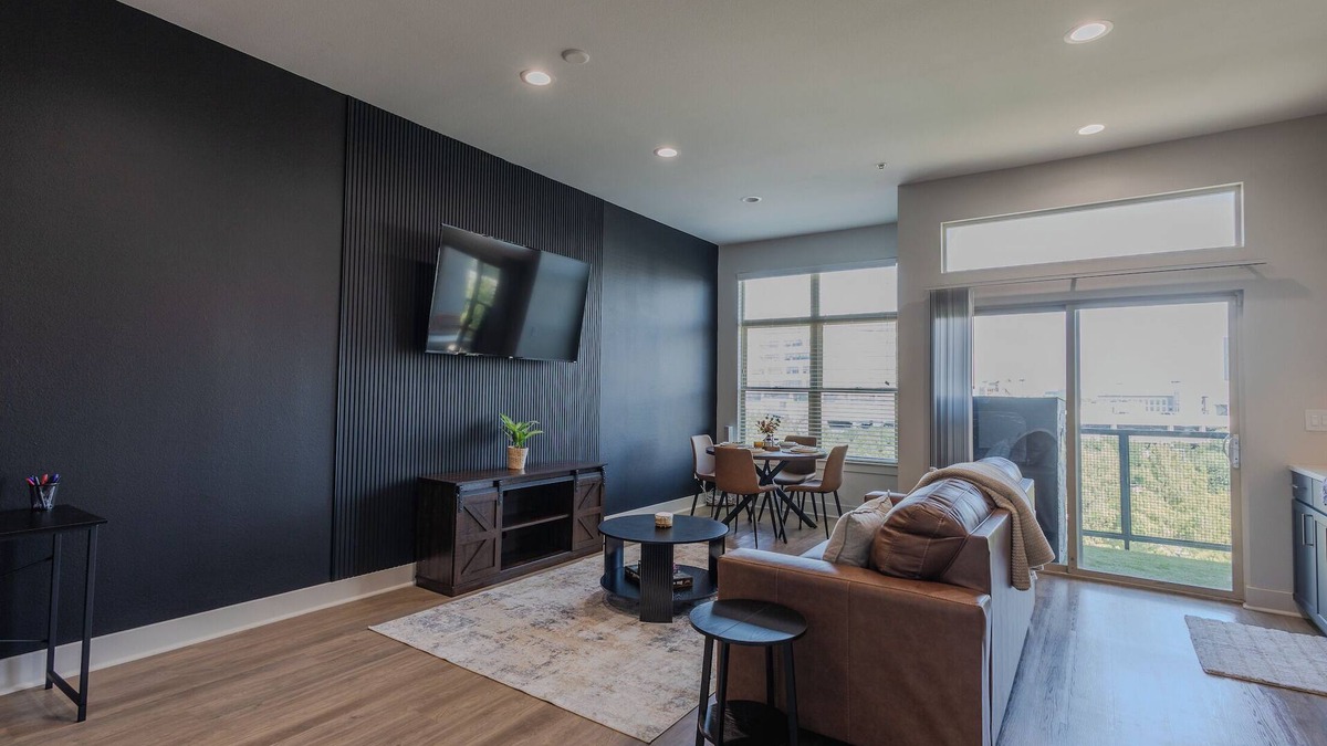 Deep Ellum Apartment | Luxury Skyline Escape/Sauna/King Bed/DT View