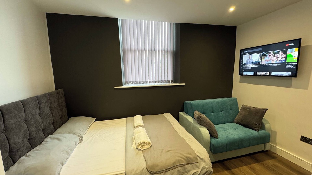 Elland House | Luxury Southgate House 6 Bedroom 6 bathroom Jacuzzi Bath 2 Min M62 Free Parking