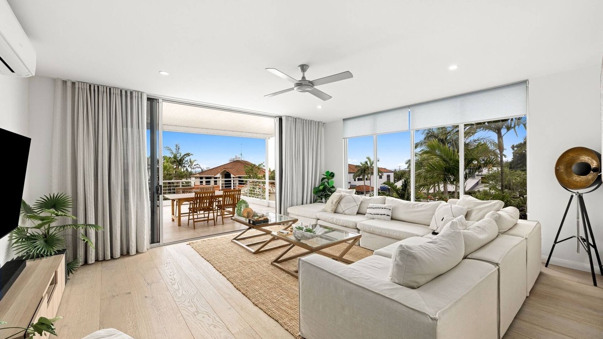 Alexandra Headland House | Luxury Spacious Alex Beach Home walk to Beautiful Alex Beach