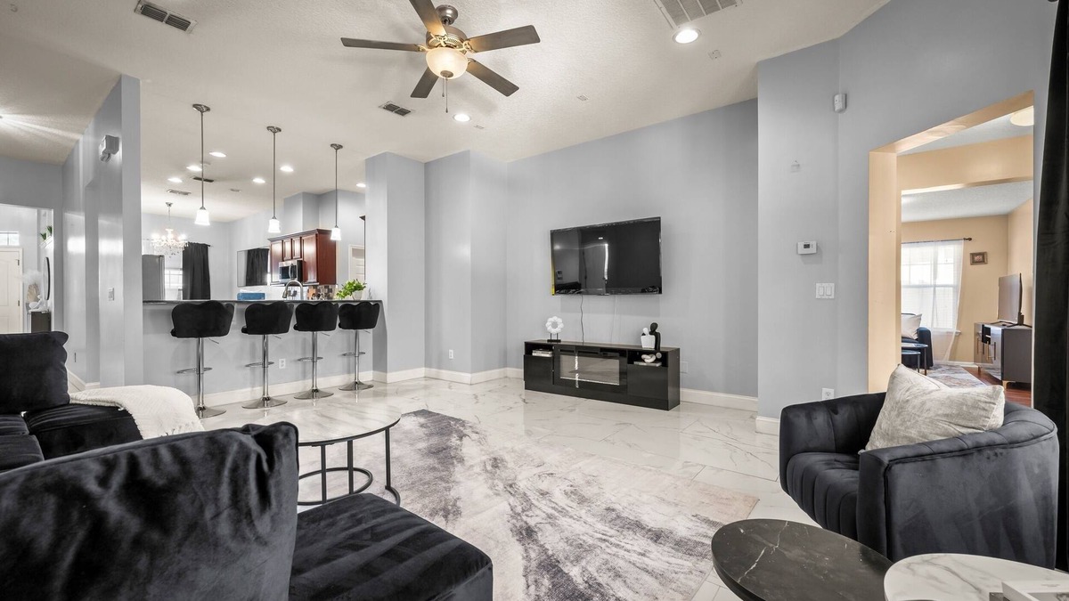 Southside House | Luxury Spacious 5-bedroom house in Jacksonville with AC, WiFi, fitness equipment