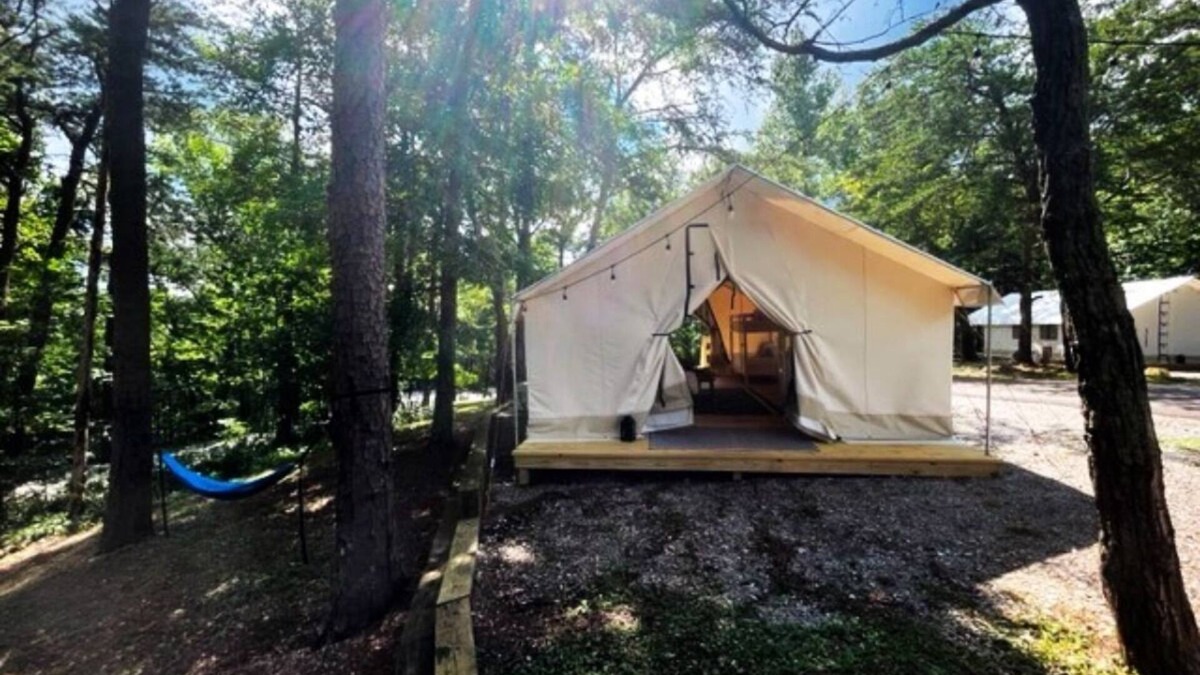 Delta RV Rental | Luxury Spacious Glamping, Lake View, Grill, Pool, Pet Friendly, Swim