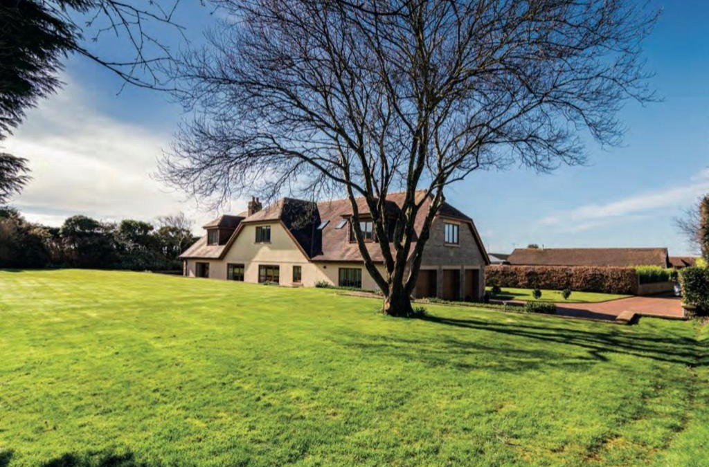 Southgate House | Luxury, Spacious Home with Private Driveway Beaches and Gower in close proximity