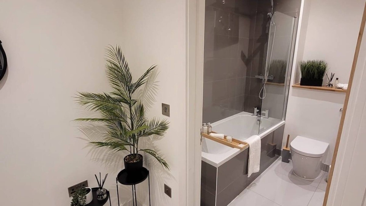Wainscot Apartment | Luxury Spacious Penthouse In Rochester Strood With Kitchen And Facilities
