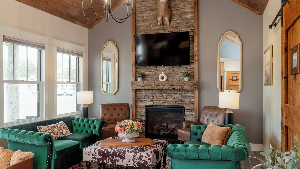 Grottoes House | Luxury Stay/ 2-Suite Retreat with King Beds/Near JMU, Shenandoah & Wineries