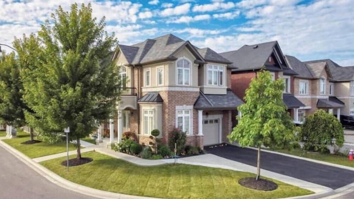 Brampton House | Luxury Stay in Brampton: 3 Private Rooms 3 Beds