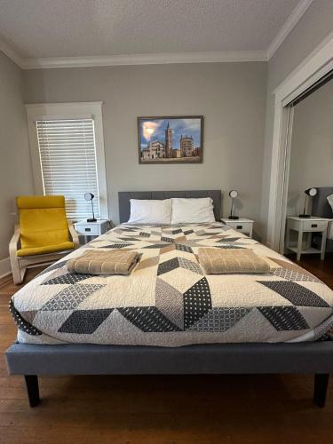 Neartown Cabin | Luxury Stay in Montrose- Parma the Italian Plaza
