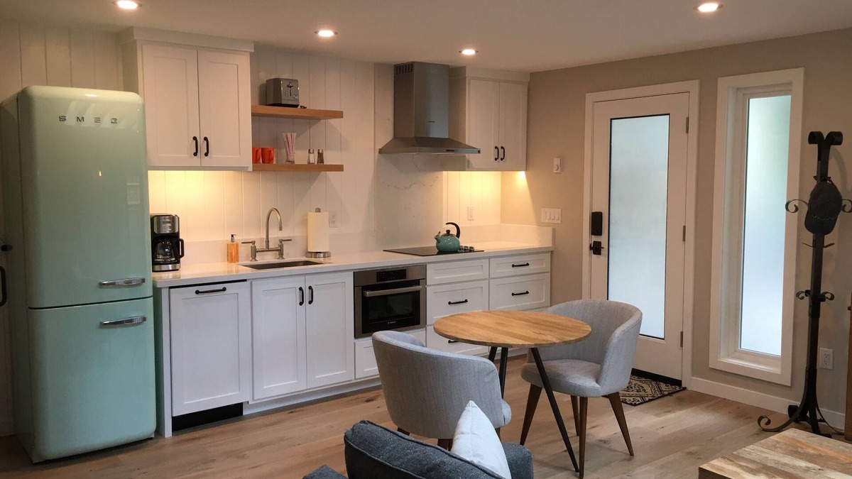 Amazon Apartment | Luxury Studio 3 blocks to UofO, King Bed