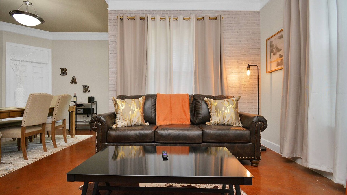 Washington Ave./ Memorial Park Apartment | Luxury Suite | 2 Pools | Gym | Spa