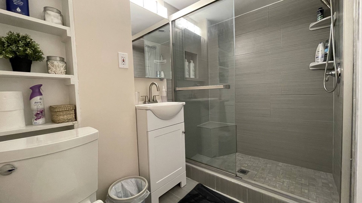 Upper Darby Apartment | Luxury Suite. Conveniently Located. Free Parking.