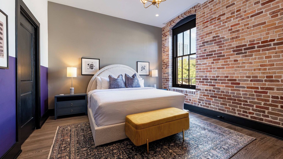 Central Business District Hotel | Luxury Suite | Rooftop Pool | Walk-French Qtr