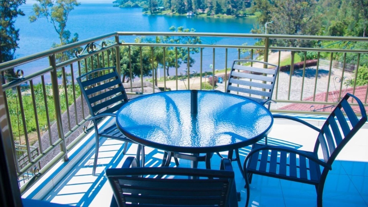 Kibuye House | Luxury Suite with balcony and incredible view on the water