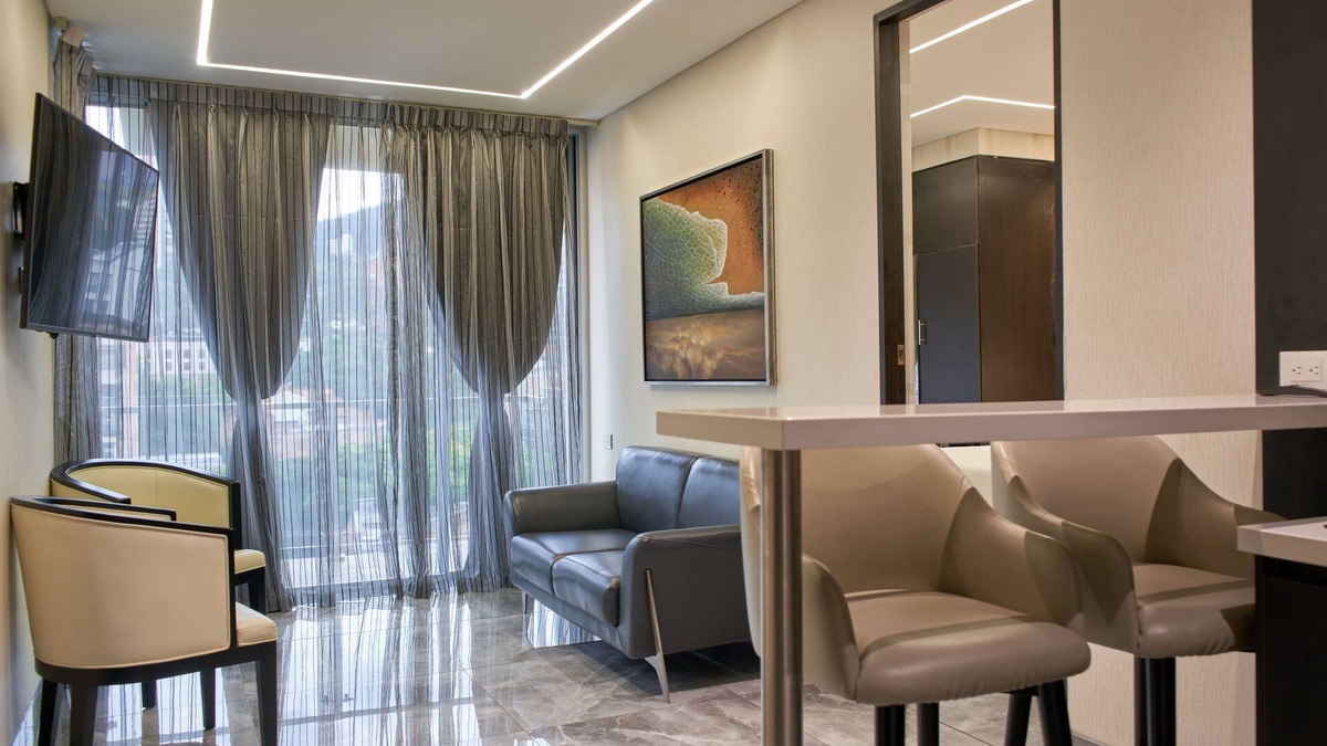 Las Lomas I Hotel | Luxury Suite with jacuzzi and balcony