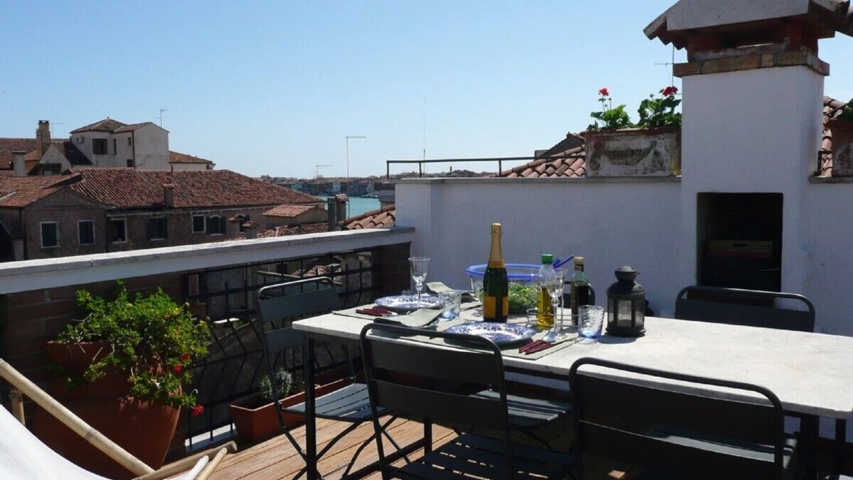 Dorsoduro Apartment | Luxury, sunny 1 bedroom apartment with large panoramic roof terrace.