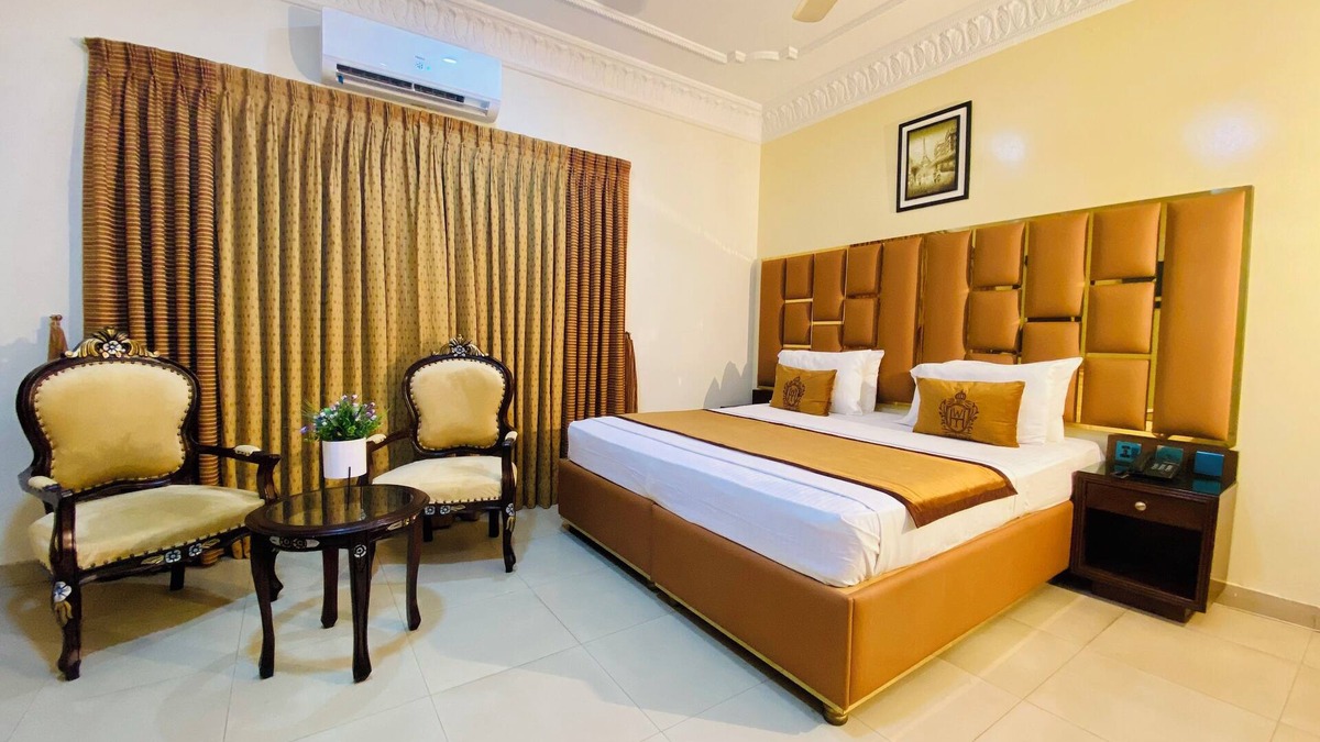D.H.A. Hotel | Luxury Superior King Room with complete anemities.
